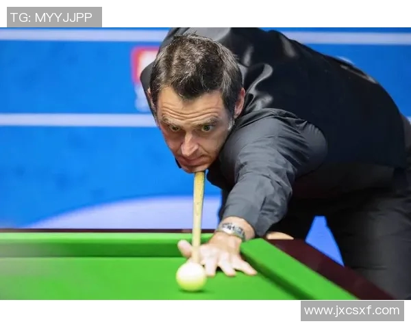 足球明星训练后精彩瞬间定格在镜头中的完美时刻